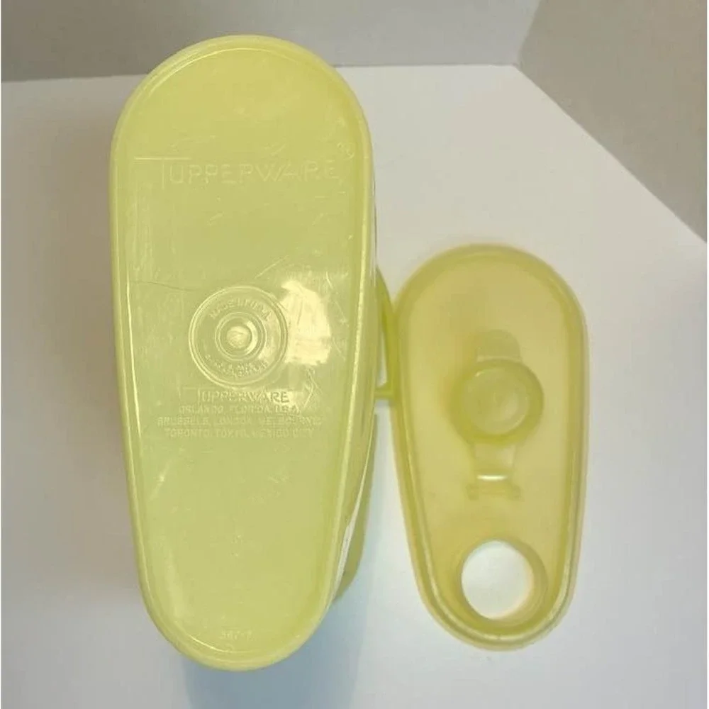 Vintage Yellow Tupperware Pitcher w Lid Handle‎ Retro Kitchen Made USA Flawed